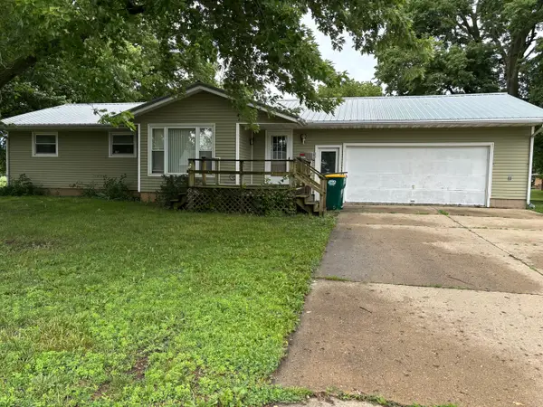 301 S 2nd Street, Walnut, IL 61376