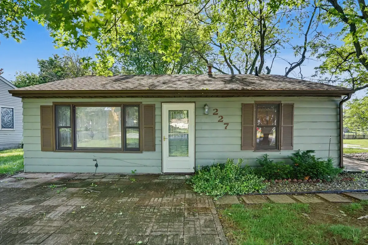 227 S 14th Street, Le Claire, IA 52753 - #1