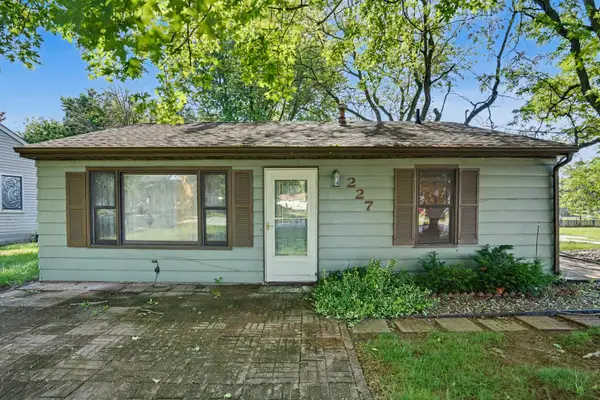 227 S 14th Street, Le Claire, IA 52753