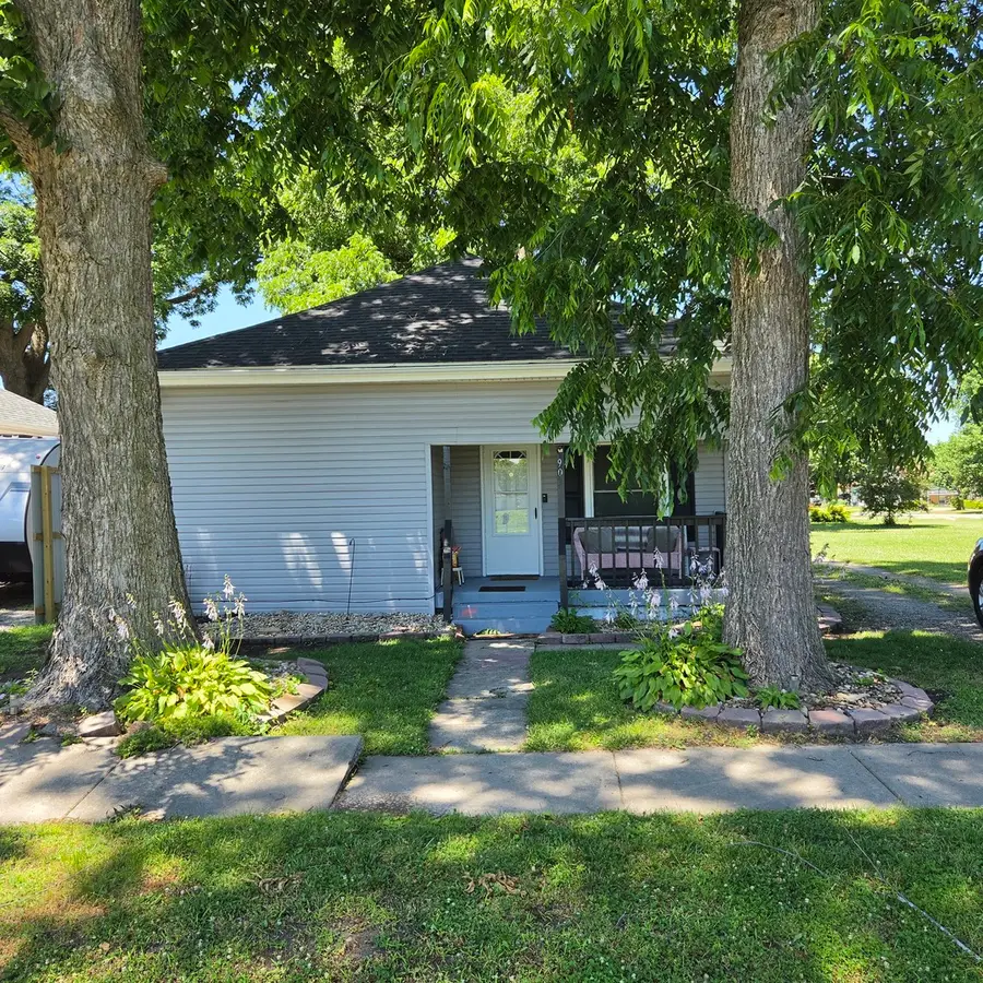 903 S Walnut Street, Sesser, IL 62884 - #3