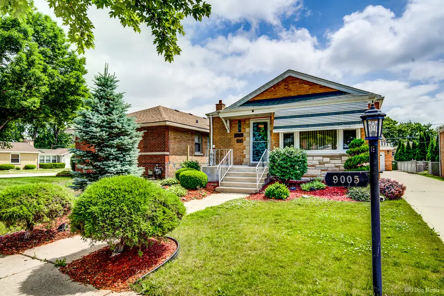 9005 S Utica Avenue, Evergreen Park, IL 60805 - #2