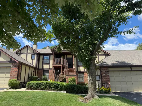 372 Sandhurst Circle #4, Glen Ellyn, IL 60137