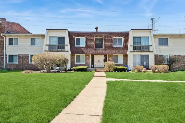 6818 Roberts Drive #6, Woodridge, IL 60517