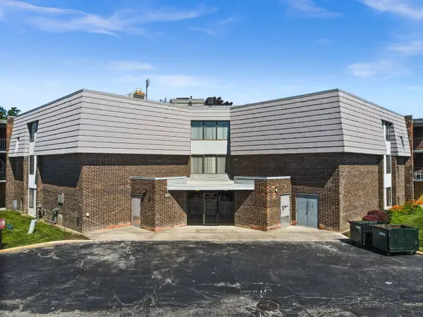 924 S Lake Court #105, Westmont, IL 60559