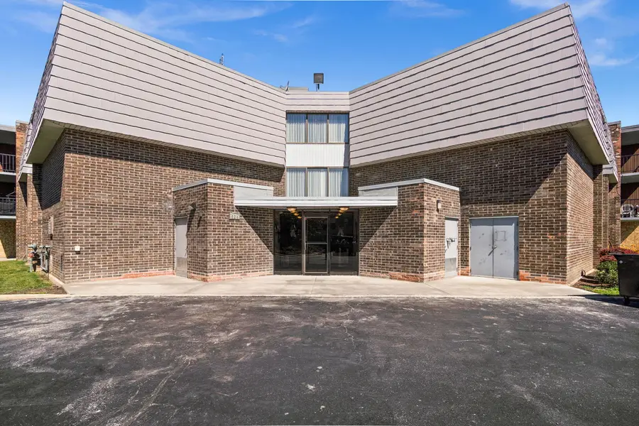 924 S Lake Court #105, Westmont, IL 60559 - #2