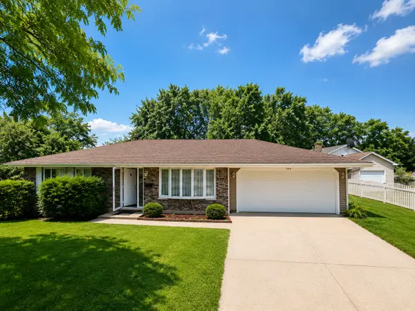 935 S Cedarcrest Drive, Schaumburg, IL 60193
