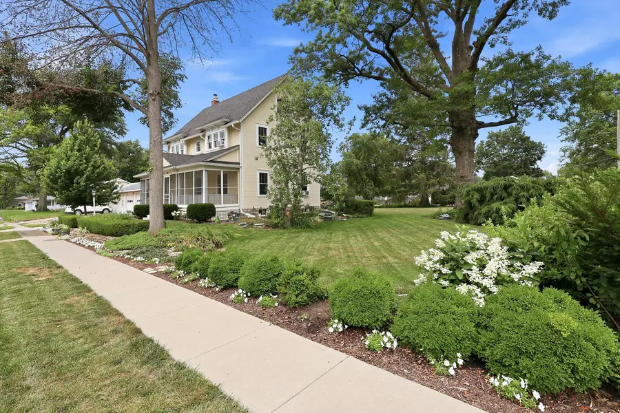418 W Davenport Street, Eldridge, IA 52748 - #2