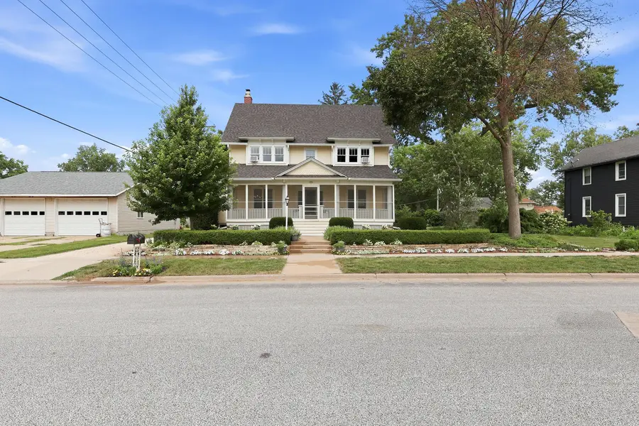 418 W Davenport Street, Eldridge, IA 52748 - #3