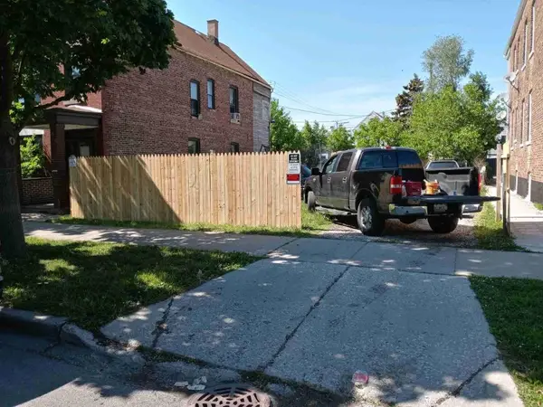 3040 W 41st Place, Chicago, IL 60632