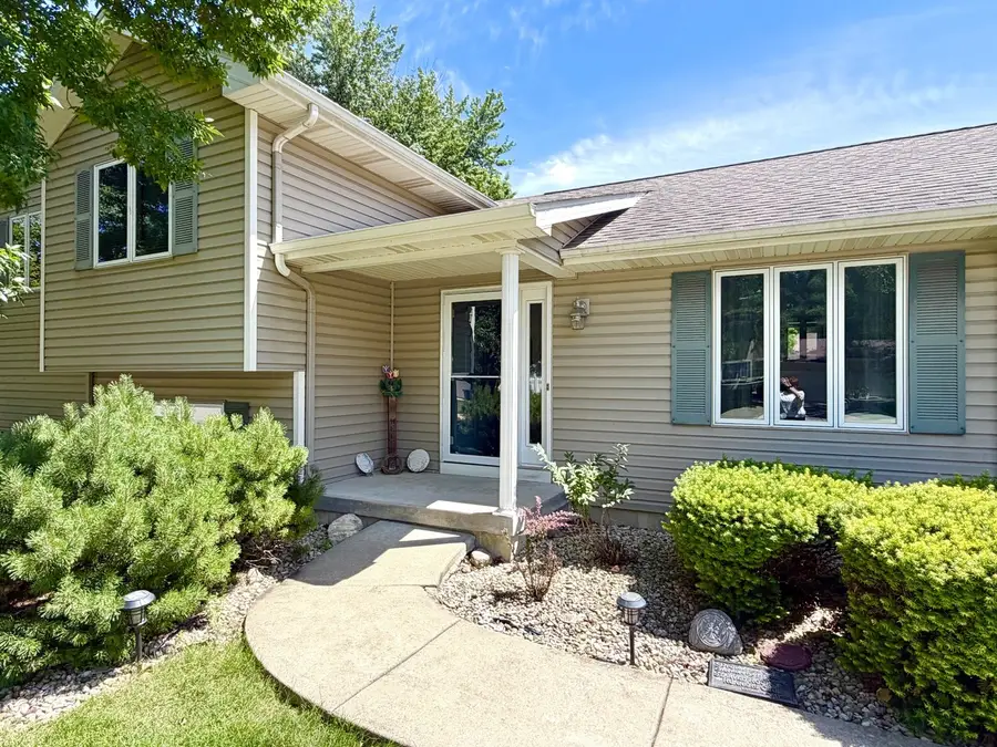 740 26th Street, Peru, IL 61354 - #3