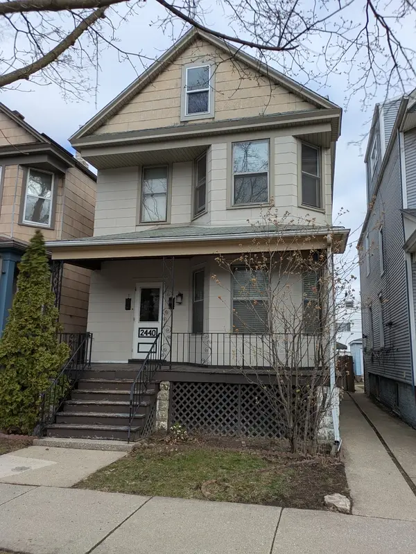 2440 W Warner Avenue, Chicago, IL 60618