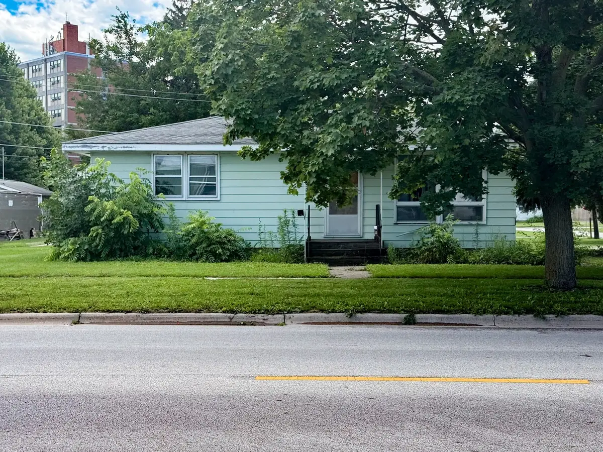 930 W Howard Street, Pontiac, IL 61764 - #1
