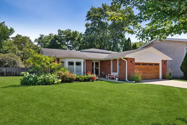 6833 N Concord Lane N, Niles, IL 60714