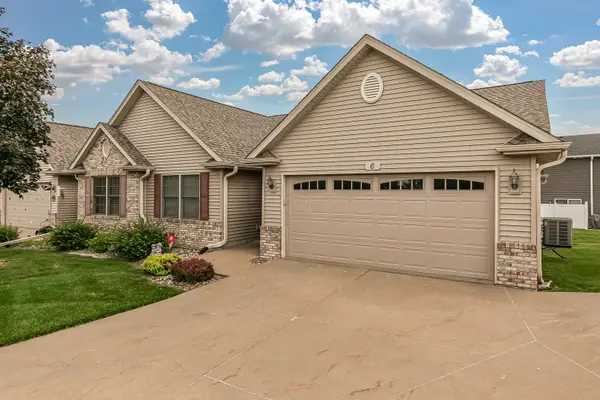 6 Northwest Crossing #6, Davenport, IA 52806
