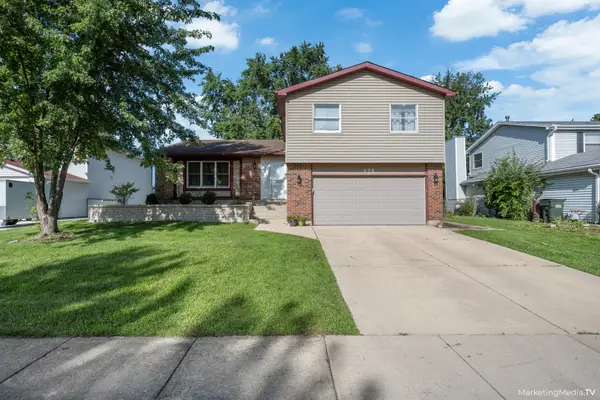490 Heather Lane, Carol Stream, IL 60188