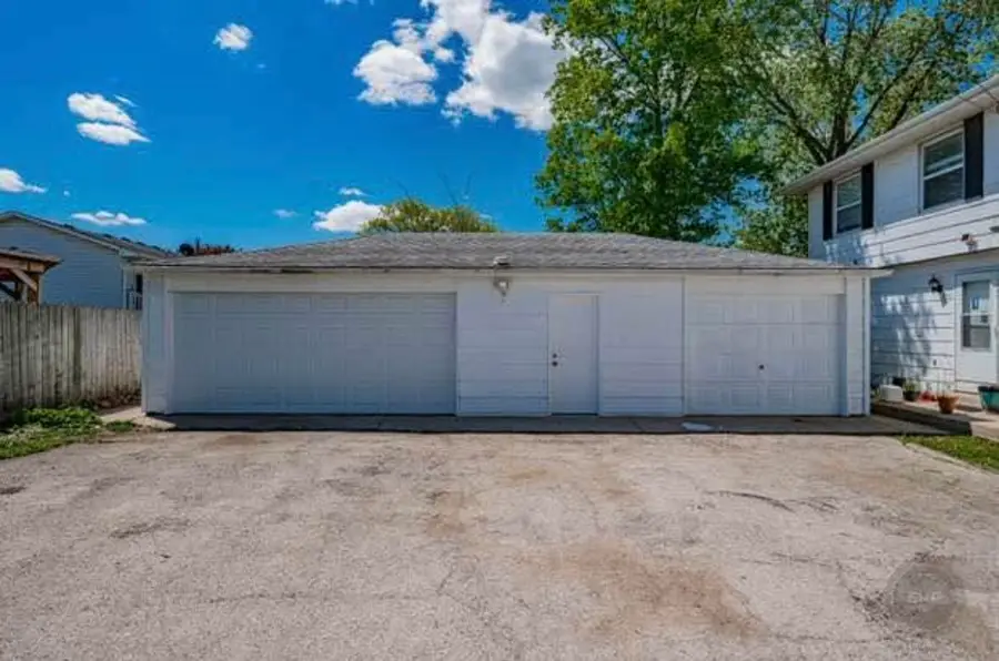 390 W Indian Trail, Aurora, IL 60506 - #2