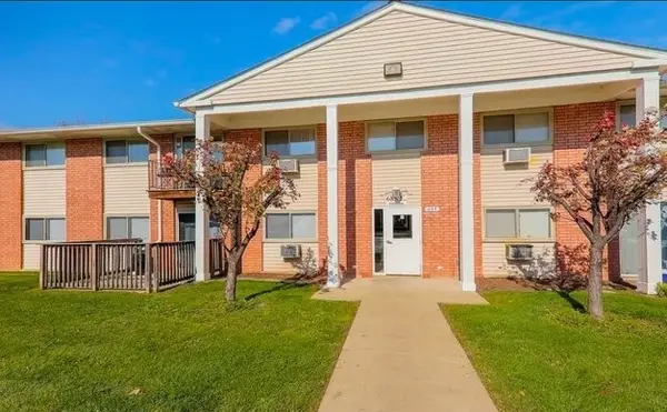 685 E Fullerton Avenue #201, Glendale Heights, IL 60139