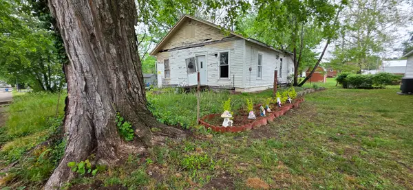 502 E Saint Charles Avenue, Mcleansboro, IL 62859
