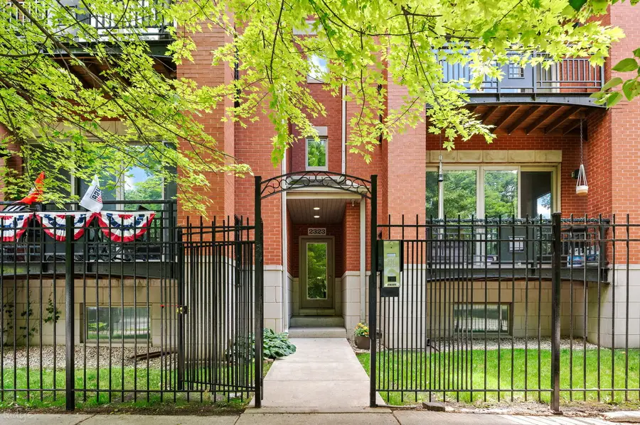 2323 W Montrose Avenue #2W, Chicago, IL 60618 - #2