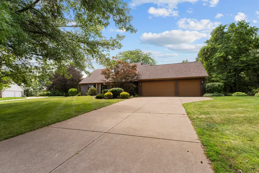 7521 Carriage Court, Bettendorf, IA 52722 - #3