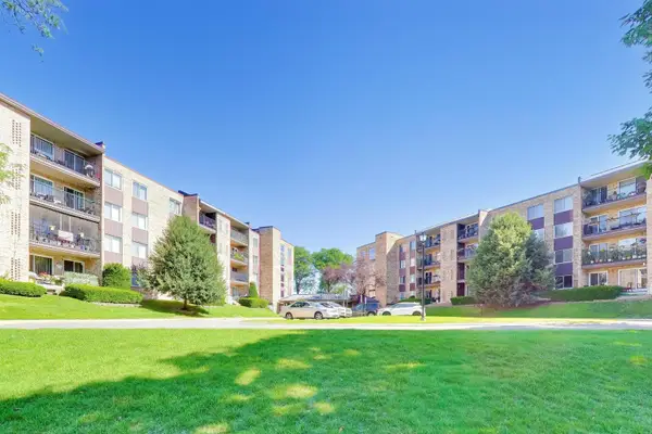502 W Huntington Commons Road #340, Mount Prospect, IL 60056