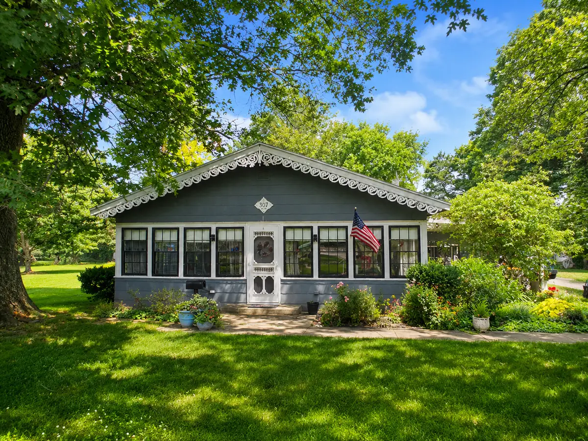 307 W Webster Street, Benton, IL 62812 - #1
