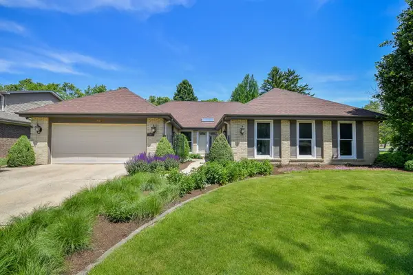 588 Williamsburg Road, Glen Ellyn, IL 60137