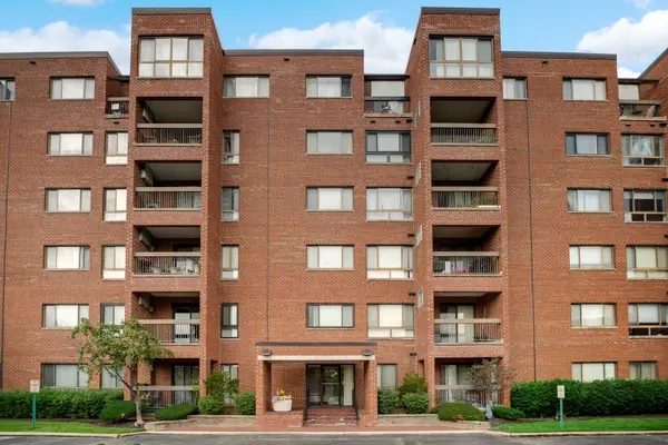 600 Naples Court #106, Glenview, IL 60025