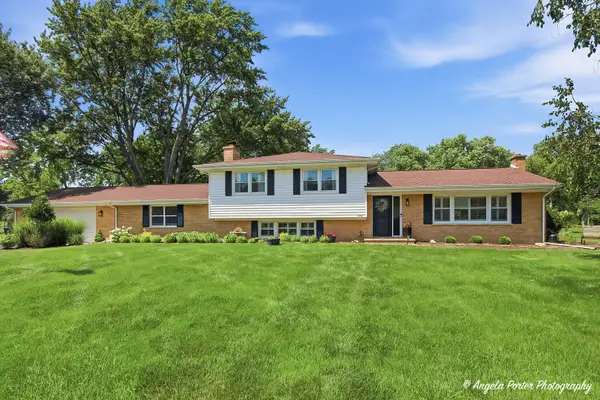 152 Foxwood Lane, Barrington, IL 60010