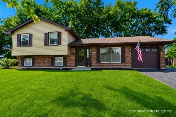 226 Lincolnshire Court, Bolingbrook, IL 60440