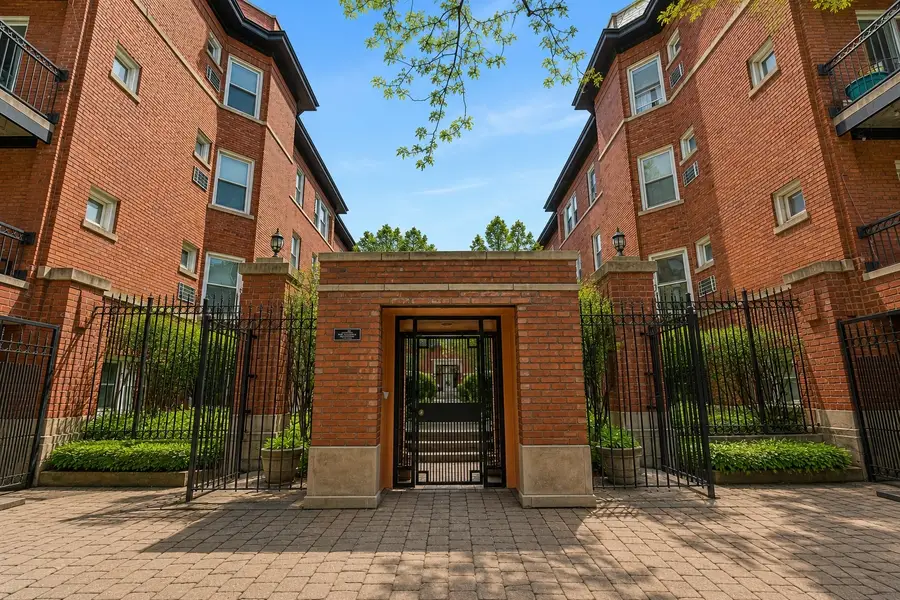 845 W Belle Plaine Avenue #2E, Chicago, IL 60613 - #3