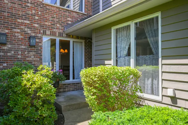 854 Saddlewood Drive #854, Glen Ellyn, IL 60137