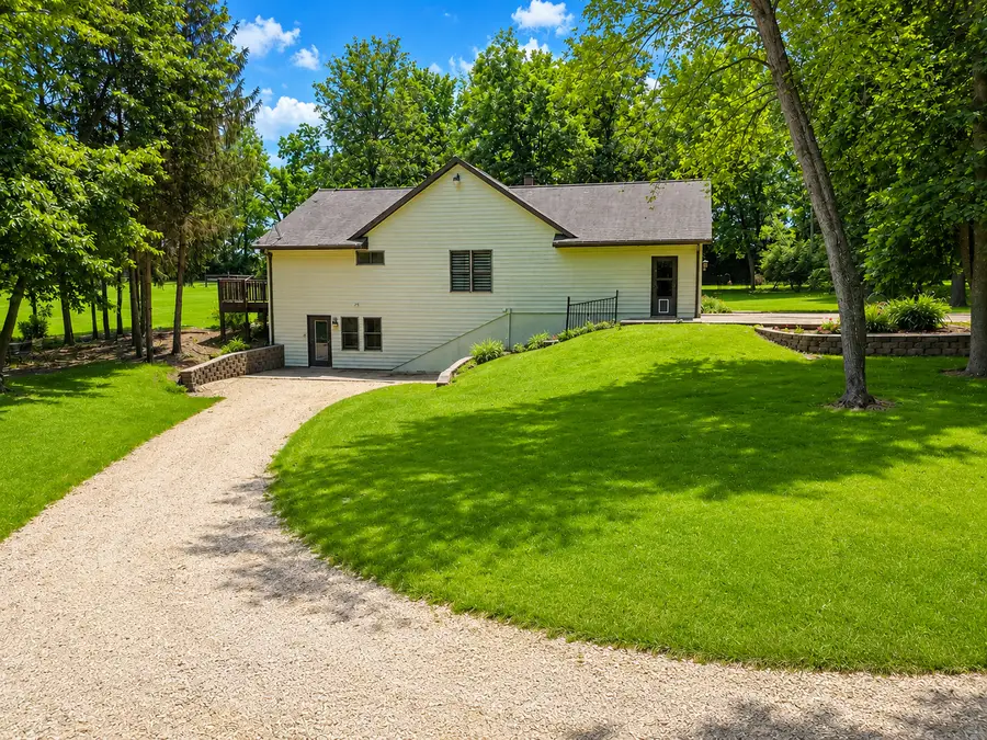 2579 W Fairgrounds Road, Freeport, IL 61032 - #2
