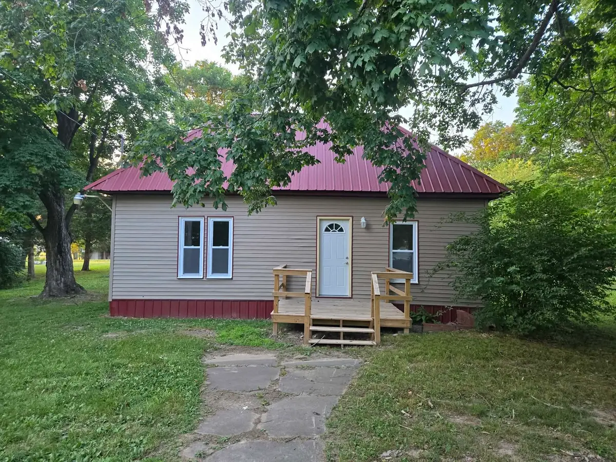 602 W Cherry Street, McLeansboro, IL 62859 - #1