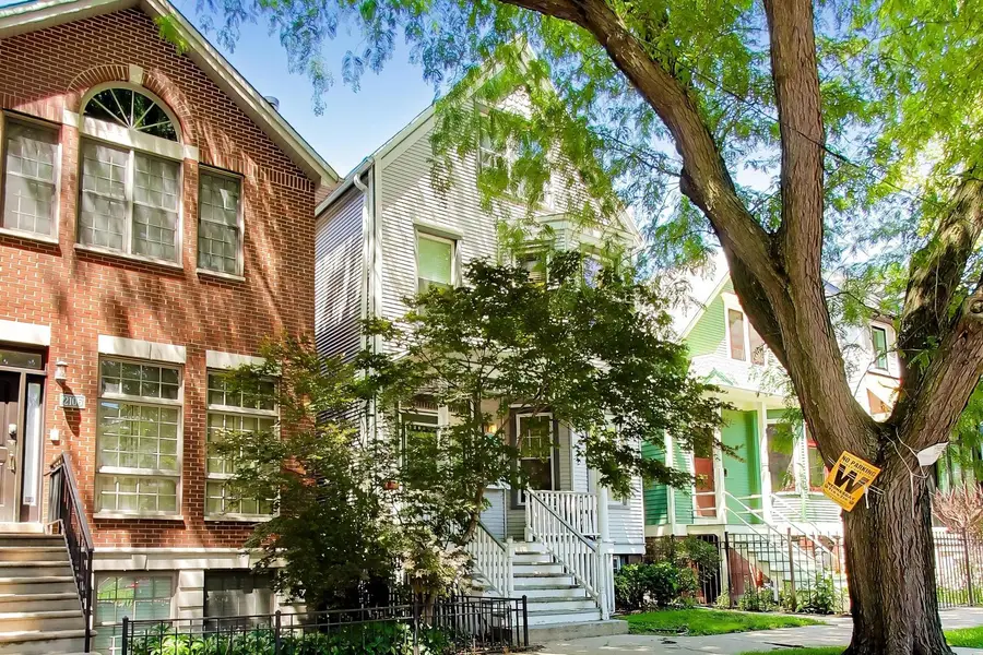 2102 W Belle Plaine Avenue, Chicago, IL 60618 - #3