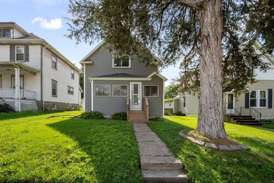 421 39th Street, Moline, IL 61265 - #2