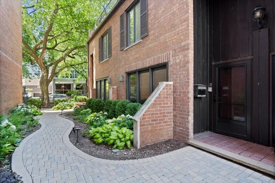 334 W Barry Avenue, Chicago, IL 60657 - #2
