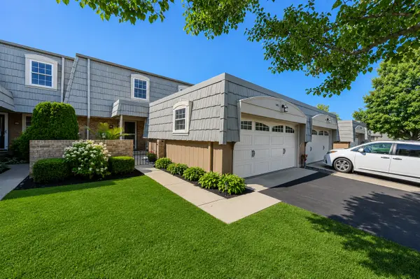 660 Versailles Circle #E, Elk Grove Village, IL 60007