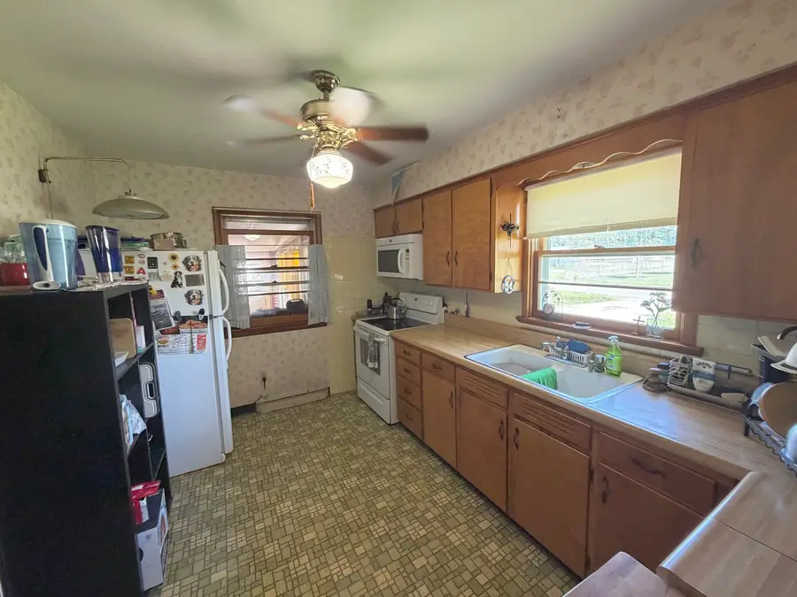 1 Charles Drive, Centralia, IL 62801 - #3