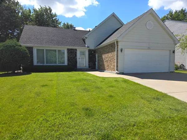 212 N Walnut Lane N, Schaumburg, IL 60194