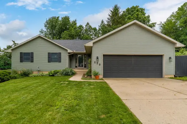 220 Benton Street, Le Claire, IA 52753