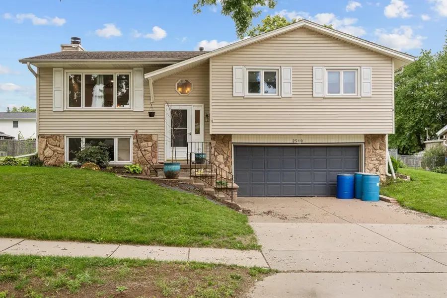2510 E Crest Avenue, Bettendorf, IA 52722 - #2