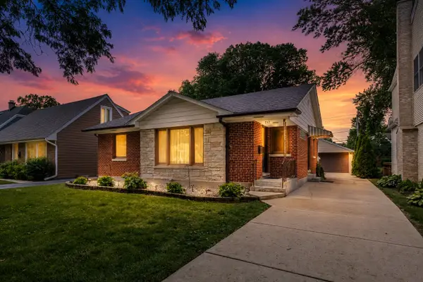 212 S Hi Lusi Avenue, Mount Prospect, IL 60056
