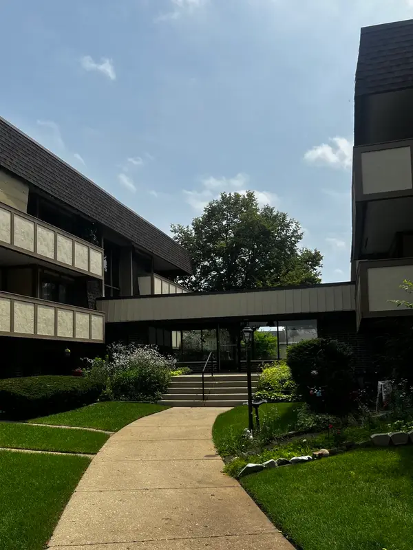 437 Cavalier Court #111, West Dundee, IL 60118