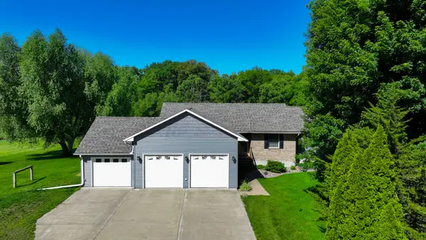 681 W Deer Creek Road, Clinton, IA 52732