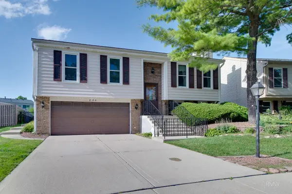 834 Edenwood Drive, Roselle, IL 60172