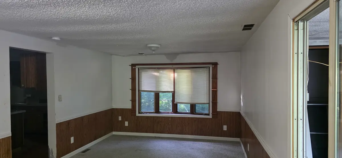 119 W Montgomery Street, Oakland, IL 61943 - #1