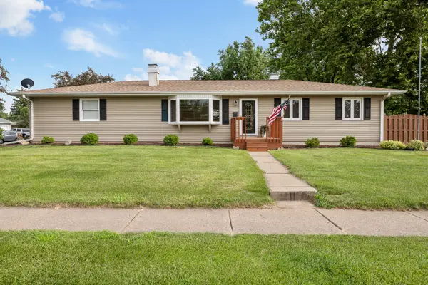 1419 Spruce Hills Drive, Bettendorf, IA 52722
