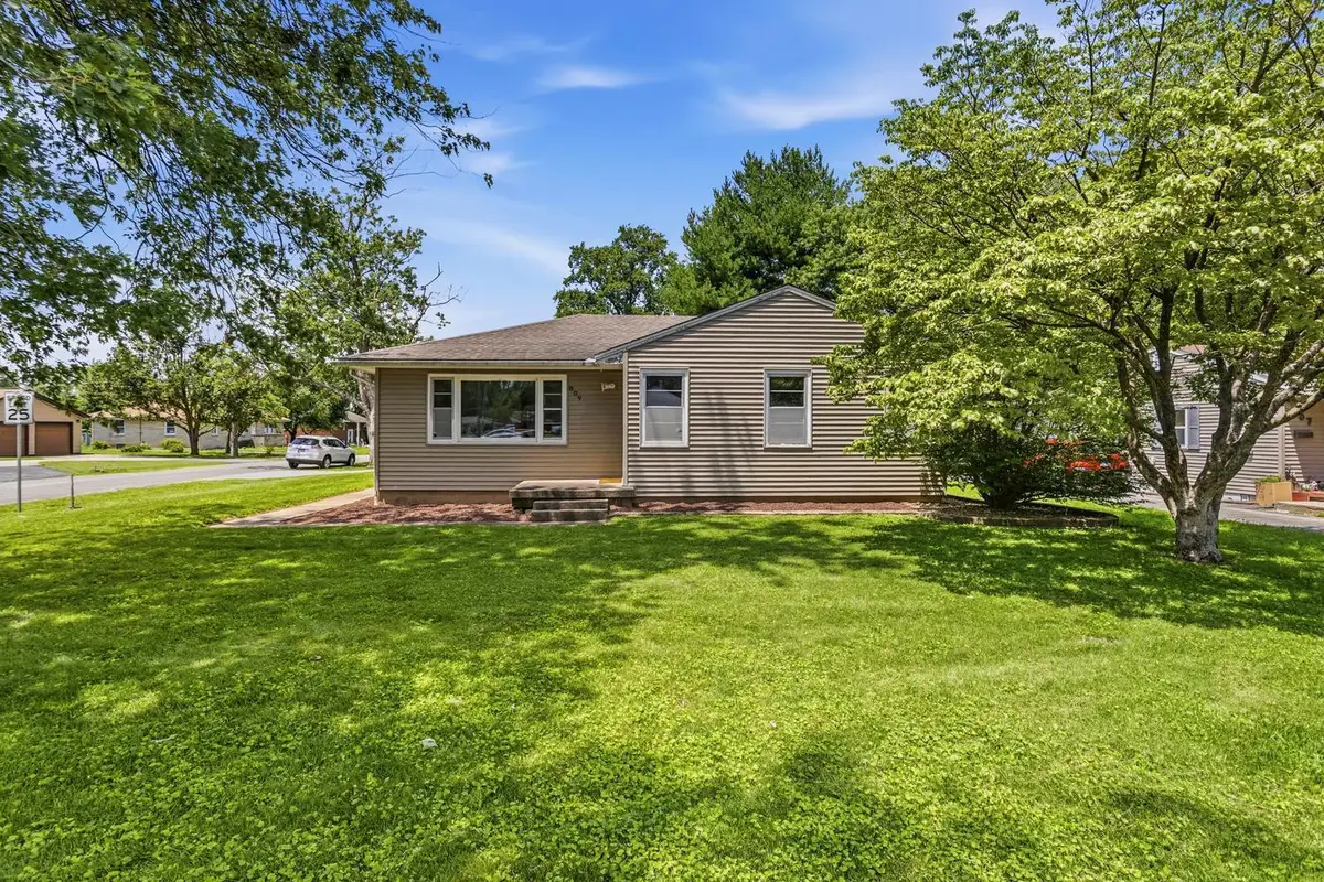 809 S Division Street, Mahomet, IL 61853 - #1