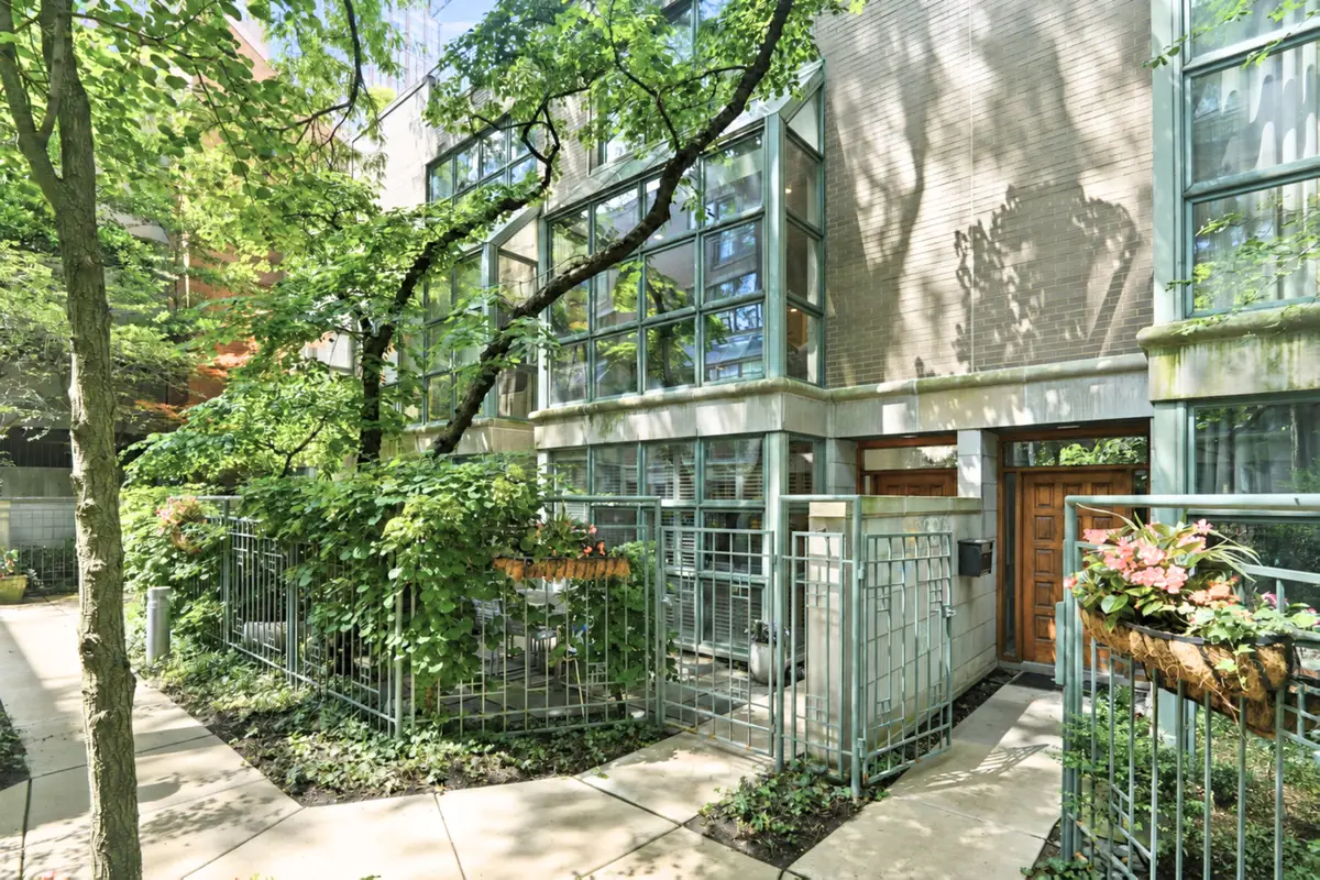 107 W Delaware Place #F, Chicago, IL 60610 - #1